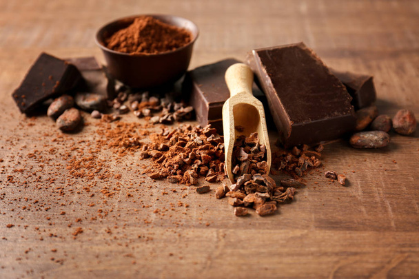 cocoa nibs and pieces of chocolate - Fotoğraf, Görsel