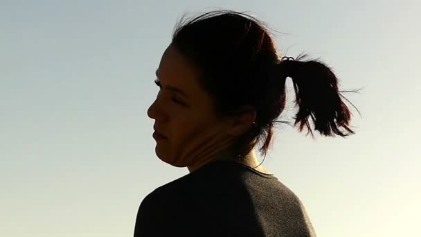 Meisje maken van oefening voor de hals bij zonsondergang in Slow Motion. - Video
