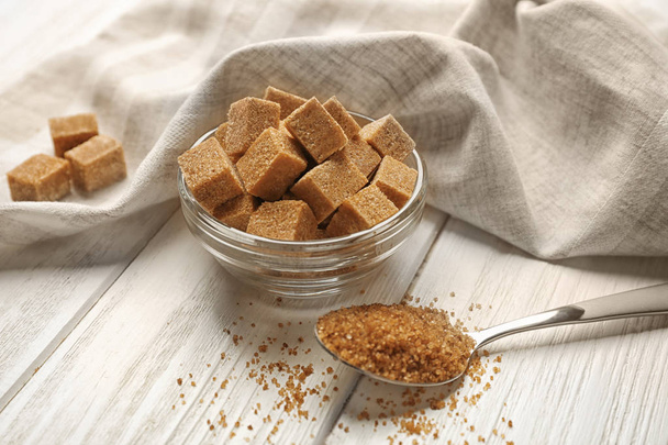 Brown sugar in bowl and spoon - Фото, изображение