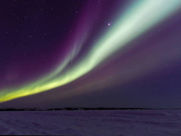 Arco-íris boreal contra uma noite escura e estrelada - Foto, Imagem