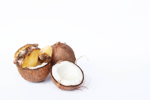 ananas i kokosowe na białym tle - Zdjęcie, obraz