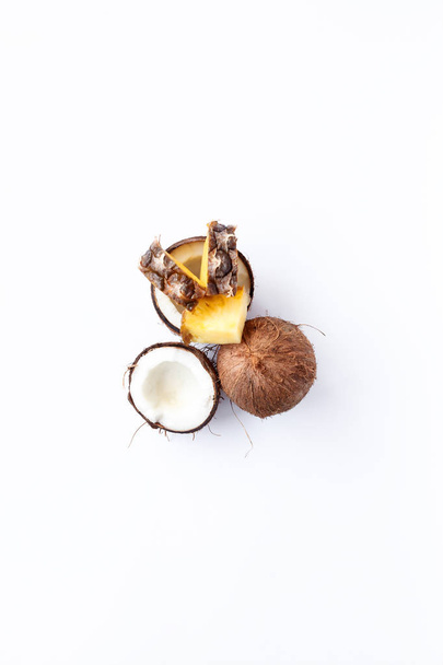 ananas ja kookos valkoisella pohjalla
 - Valokuva, kuva