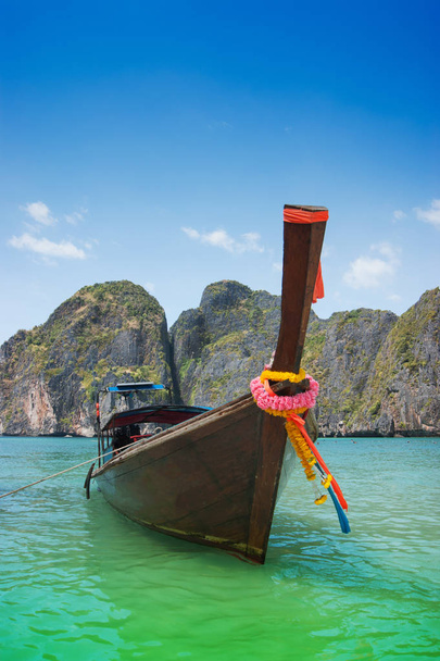 Boats at sea against the rocks in Thailand - Foto, Imagem