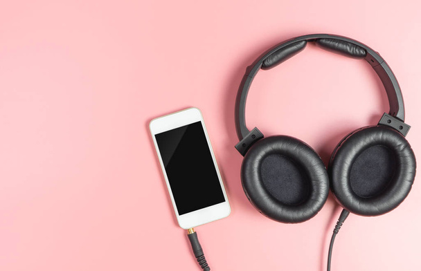 Порожній екран смартфона з навушниками для прослуховування музики
 - Фото, зображення