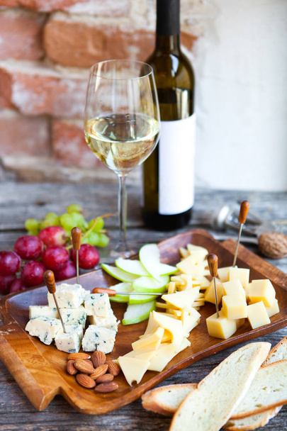 Wein-Snack-Set vorhanden. Glas Weißwein, Trauben und verschiedene Sorten - Foto, Bild