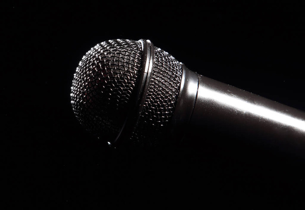 micrófono sobre fondo negro - Foto, Imagen