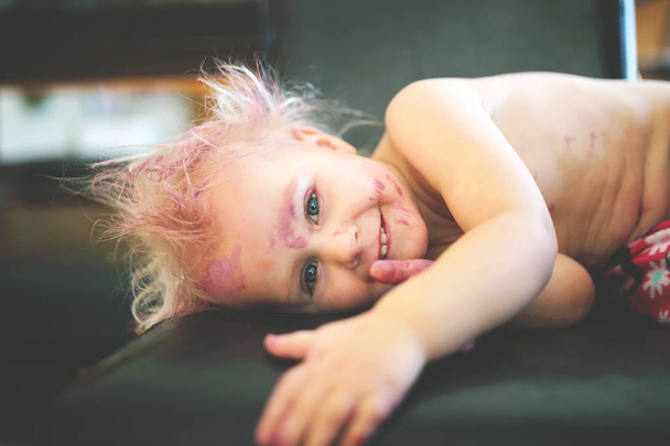 Χαριτωμένο και άτακτος Χειροποίητη Toddler χαμογελά στη φωτογραφική μηχανή - Φωτογραφία, εικόνα