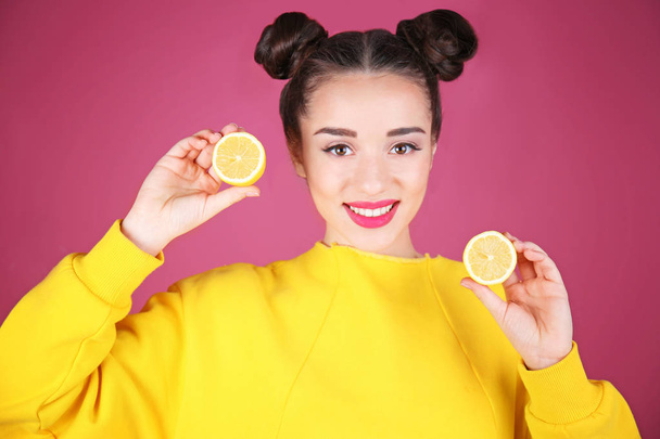 Beautiful young woman with lemon  - Zdjęcie, obraz