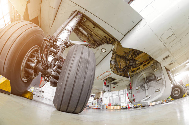 Train d'atterrissage avion dans le hangar châssis caoutchouc gros plan
 - Photo, image