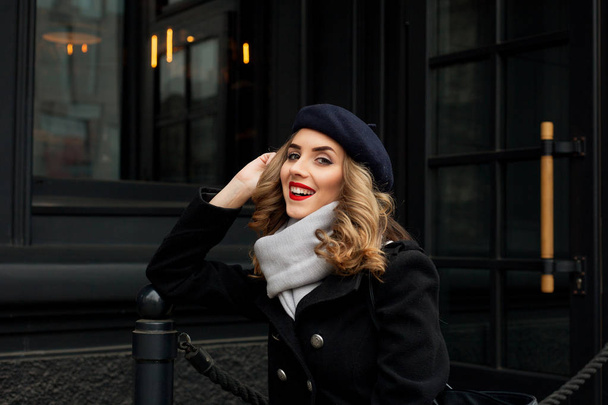 Street photo of young beautiful woman wearing stylish classic clothes. - Foto, Imagem