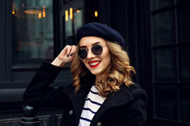 Street photo of young beautiful woman wearing stylish classic clothes. - Foto, imagen