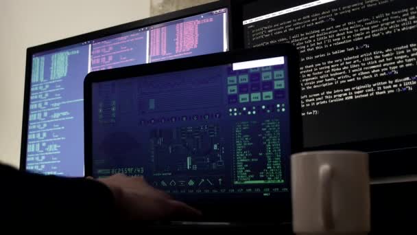 Хакер печатает на клавиатуре
 - Кадры, видео