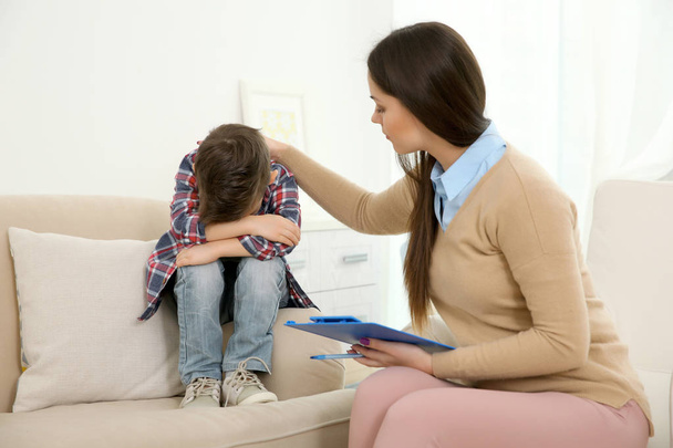 Young child psychologist working with little boy - Photo, Image
