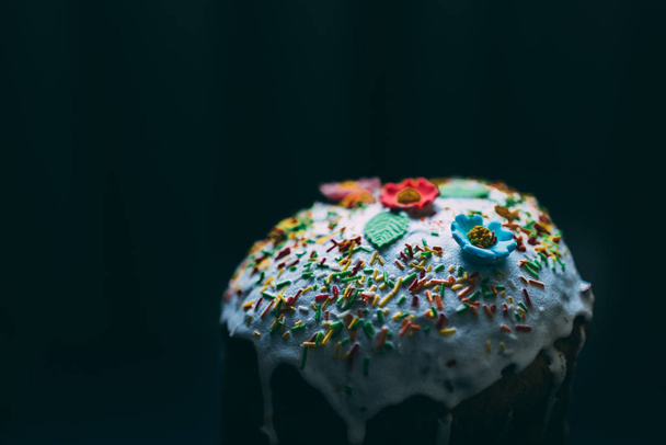 Пасхальний торт з кольоровим морозивом
 - Фото, зображення