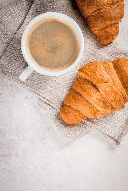 Croissants mit einer Tasse Kaffee - Foto, Bild
