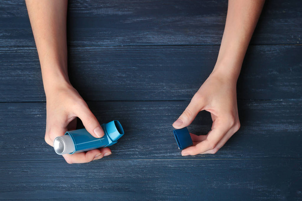 Female hands holding asthma inhaler  - Foto, Imagen