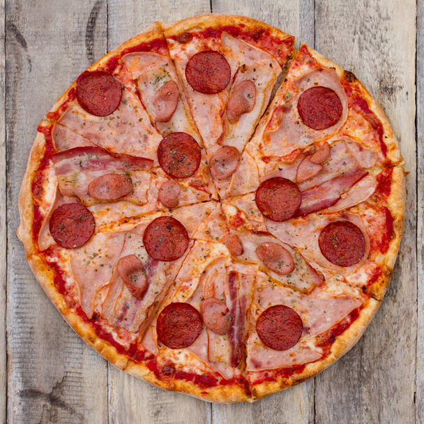 Pizza mit Frikadellen und Speck - Foto, Bild