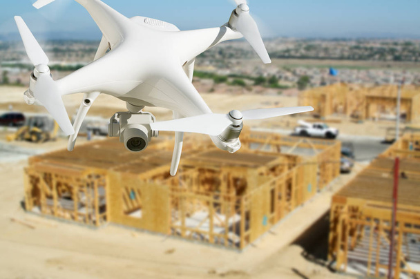 Безпілотних літальних апаратів системи (БЛА) Quadcopter Drone в повітрі над будівельний майданчик. - Фото, зображення