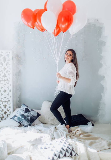 Meisje met plezier met ballonnen  - Foto, afbeelding