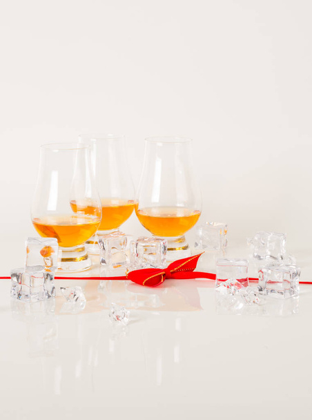 Σύνολο ενιαία βύνη γεύση γυαλιά, ενιαίου malt ουίσκι σε ένα νεροπότηρο - Φωτογραφία, εικόνα