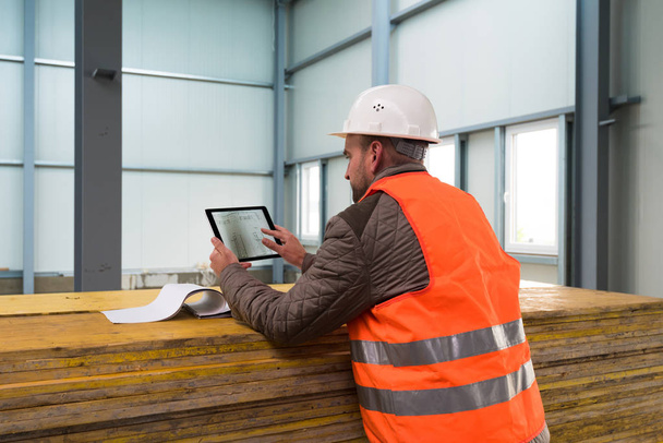Superviseur de construction avec tablette numérique sur place
 - Photo, image