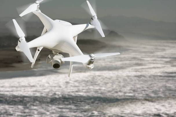 Μη επανδρωμένα αεροσκάφη (Uav) σύστημα τετράγωνο ελικόπτερο Drone στον αέρα πάνω από τις ακτές του ωκεανού. - Φωτογραφία, εικόνα