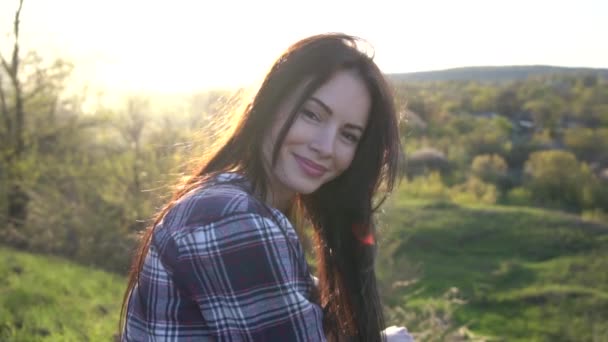 Portreit. Zeitlupe. glücklich lächelnde junge Frau genießt die Natur - Filmmaterial, Video