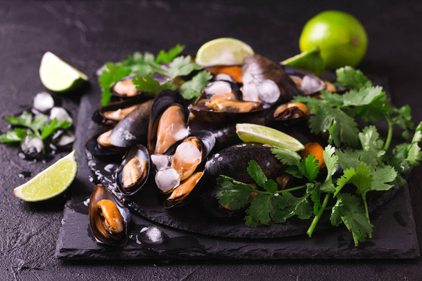 Uncooked mussels on ice with cilantro and coriander - Photo, Image
