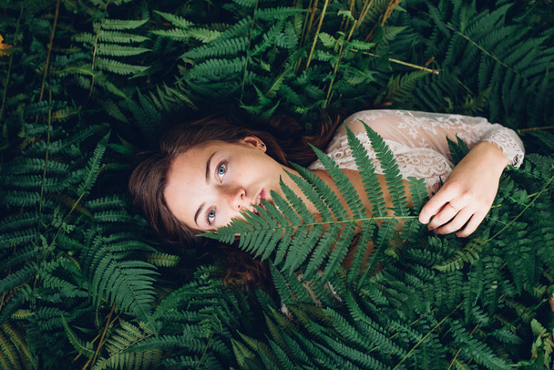 Red-haired girl with fern - Foto, Bild