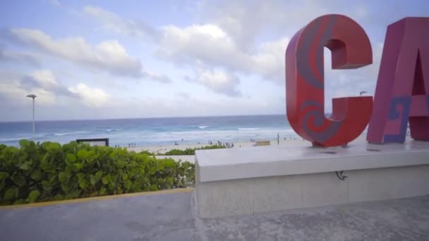 Padella destra del segno Cancun sulla spiaggia
 - Filmati, video