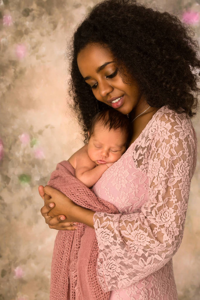Maman africaine en robe rose avec bébé nouveau-né
 - Photo, image