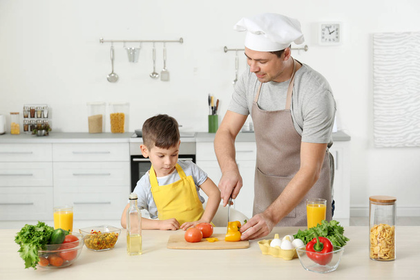 Father and son cooking - Foto, Imagen
