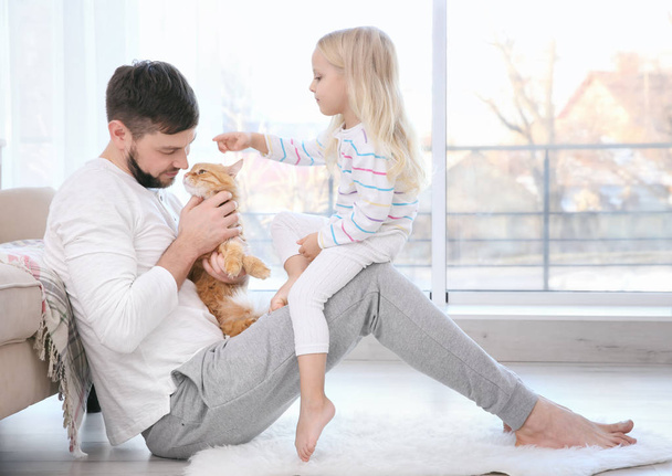Father and his daughter with cat - Foto, afbeelding