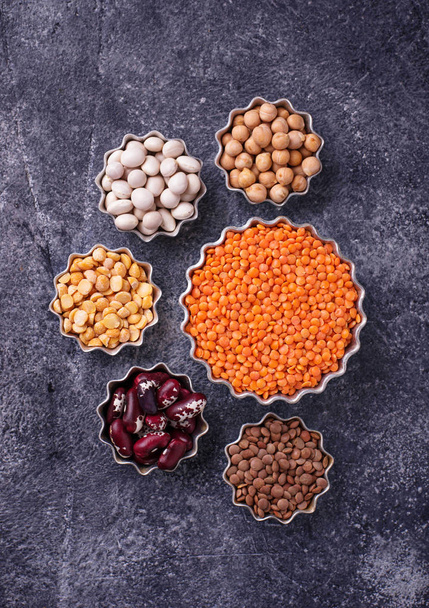 Várias leguminosas. Grão de bico, lentilhas vermelhas, lentilhas pretas, p amarelo
 - Foto, Imagem