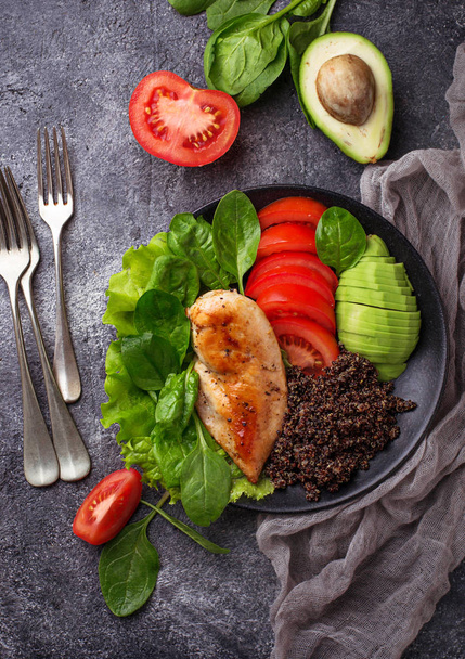 Filé de frango grelhado com vegetais e quinoa
 - Foto, Imagem