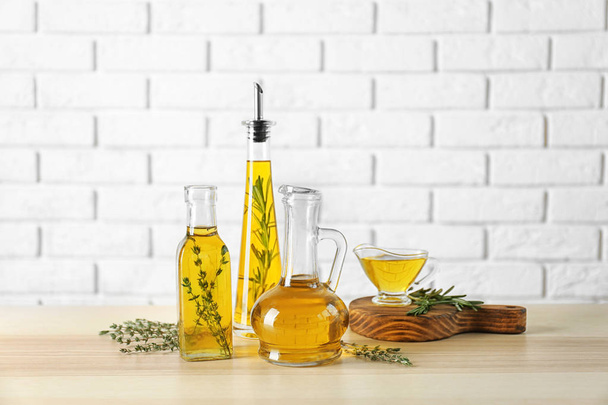Olivenöl mit Gewürzen   - Foto, Bild