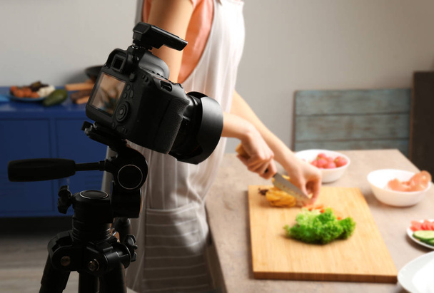 woman preparing for shooting food  - Foto, Imagem