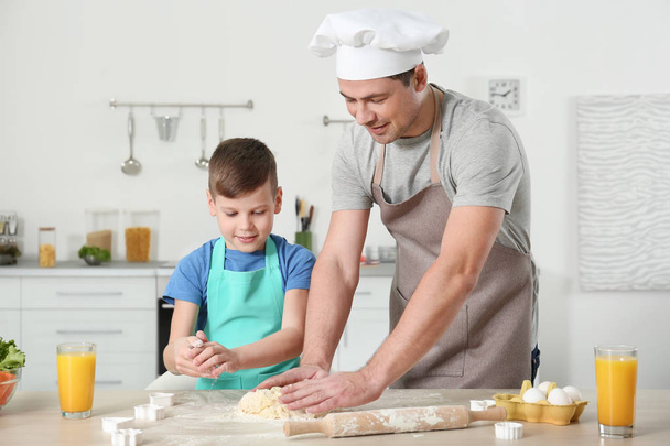 Father and son cooking - Foto, imagen