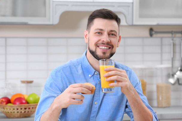 Handsome man posing with juice - Фото, изображение