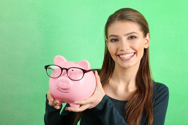woman with piggy bank - Фото, зображення