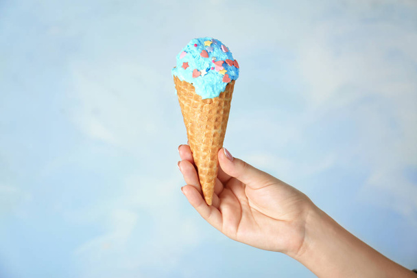 hand holding ice-cream cone  - Valokuva, kuva