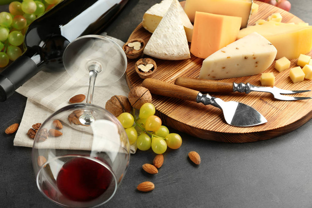 Composition of delicious cheese - Φωτογραφία, εικόνα