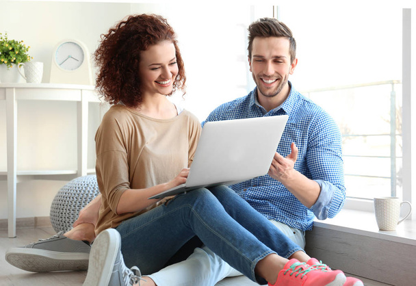 young couple with laptop  - Foto, Bild