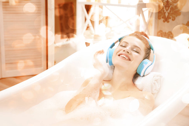 attractive woman relaxing in bath - Foto, afbeelding