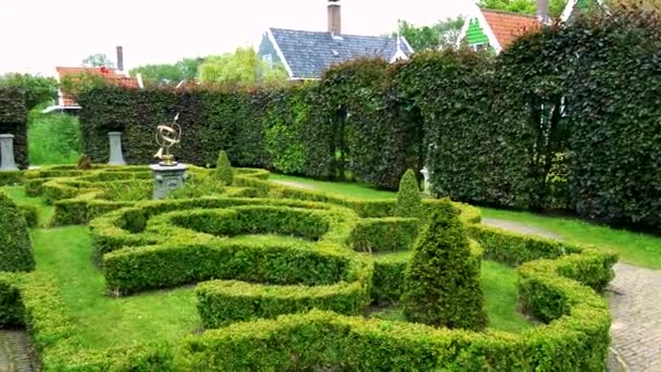 Ένα περιποιημένο μικρό δημόσιο κήπο - Πλάνα, βίντεο