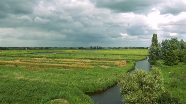Un río atraviesa una zona rural
 - Imágenes, Vídeo