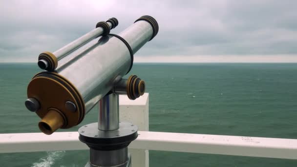 ein Münzfernrohr an einer Schiene mit Blick auf das Meer - Filmmaterial, Video