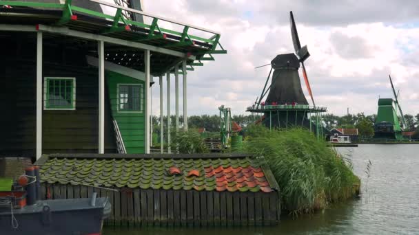 Windmühlen an einem Fluss in einer ländlichen Gegend - Filmmaterial, Video