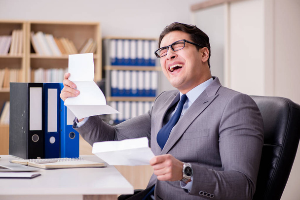 Businessman receiving letter in the office - Photo, image