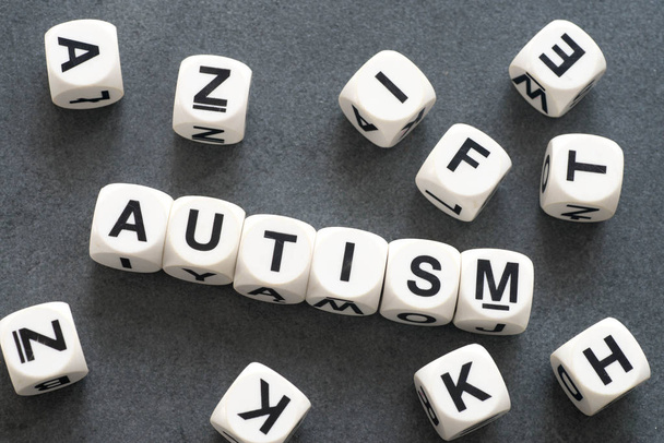 palabra autismo en cubos de juguete
 - Foto, imagen